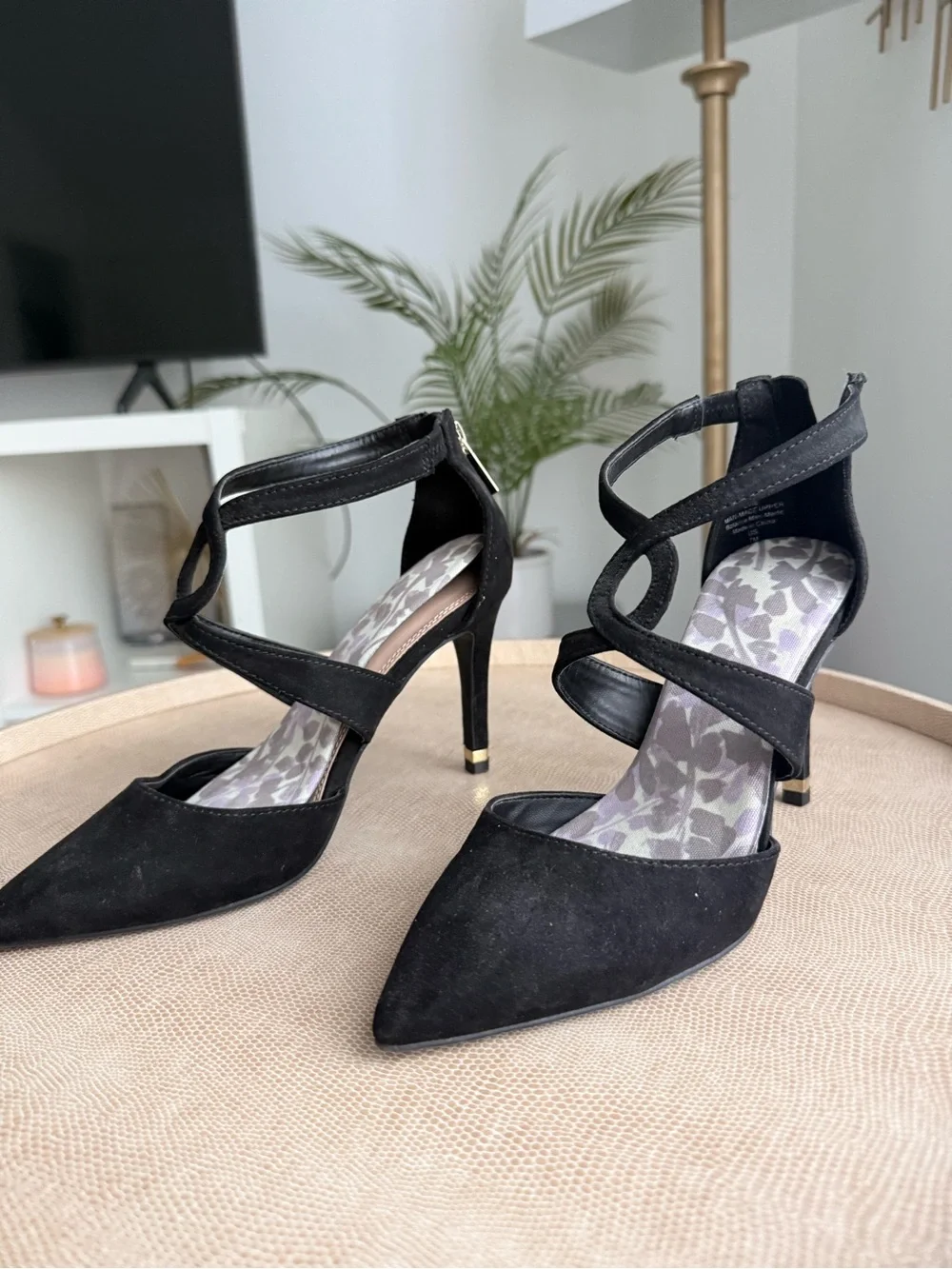 Women’s Black Crisscross Pointed-Toe Heels